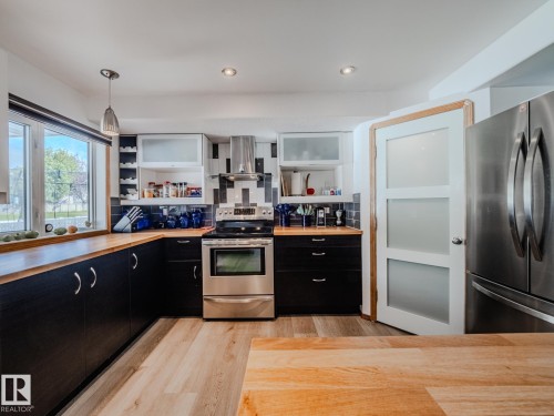 7824 165 Avenue, Edmonton, AB - Indoor Photo Showing Kitchen