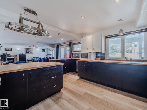7824 165 Avenue, Edmonton, AB - Indoor Photo Showing Kitchen