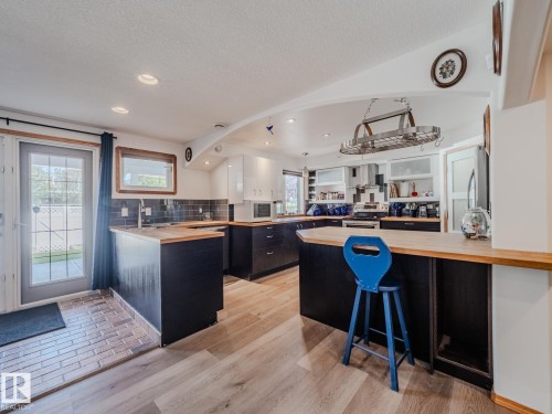 7824 165 Avenue, Edmonton, AB - Indoor Photo Showing Kitchen