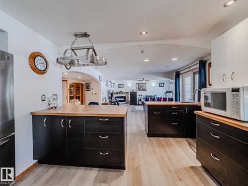7824 165 Avenue, Edmonton, AB - Indoor Photo Showing Kitchen