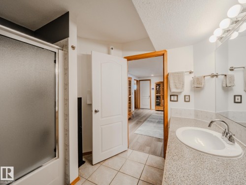 7824 165 Avenue, Edmonton, AB - Indoor Photo Showing Bathroom