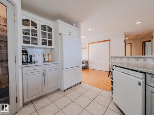 7824 165 Avenue, Edmonton, AB - Indoor Photo Showing Kitchen