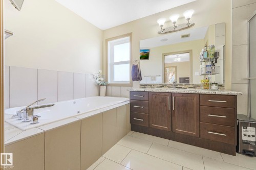 1238 Secord Landing Landing, Edmonton, AB - Indoor Photo Showing Bathroom
