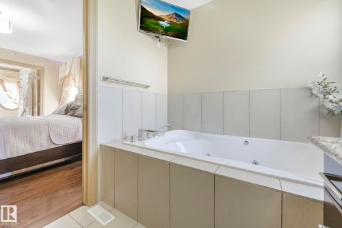 1238 Secord Landing Landing, Edmonton, AB - Indoor Photo Showing Bathroom