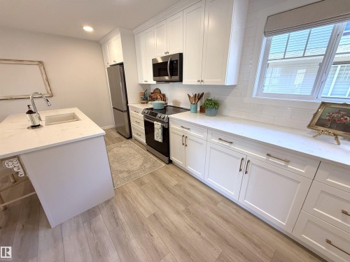 95 50 Mclaughlin Drive, Spruce Grove, AB - Indoor Photo Showing Kitchen