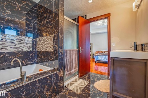 4103 Westcliff Heath Heath Sw, Edmonton, AB - Indoor Photo Showing Bathroom