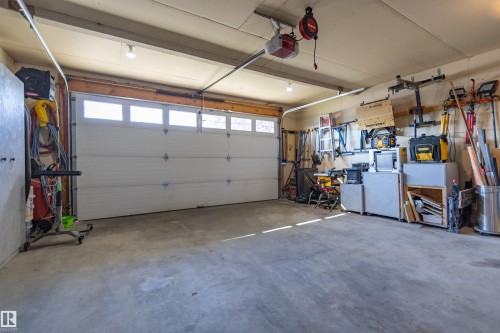 9 Southbridge Crescent, Calmar, AB - Indoor Photo Showing Garage