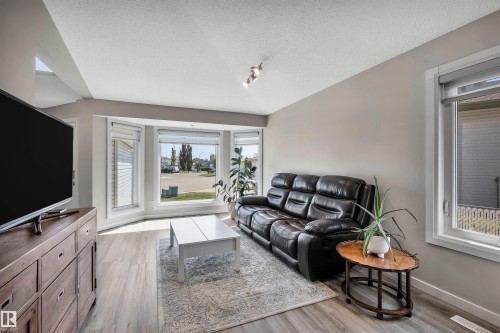 78 Deer Park Boulevard, Spruce Grove, AB - Indoor Photo Showing Living Room