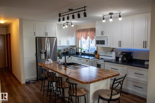 16050 95 Avenue, Edmonton, AB - Indoor Photo Showing Kitchen
