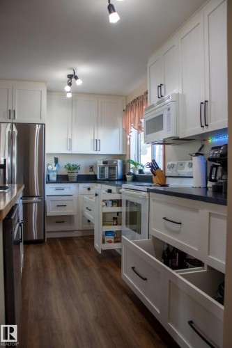 16050 95 Avenue, Edmonton, AB - Indoor Photo Showing Kitchen With Stainless Steel Kitchen