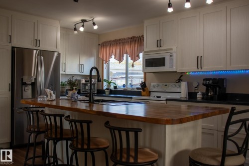 16050 95 Avenue, Edmonton, AB - Indoor Photo Showing Kitchen With Stainless Steel Kitchen