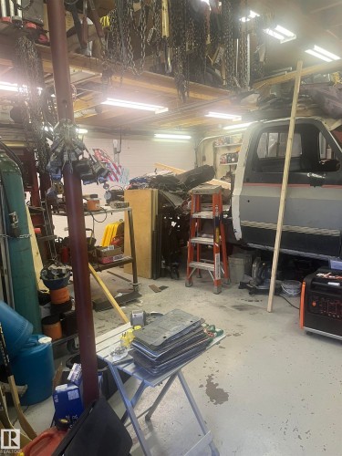 16050 95 Avenue, Edmonton, AB - Indoor Photo Showing Garage