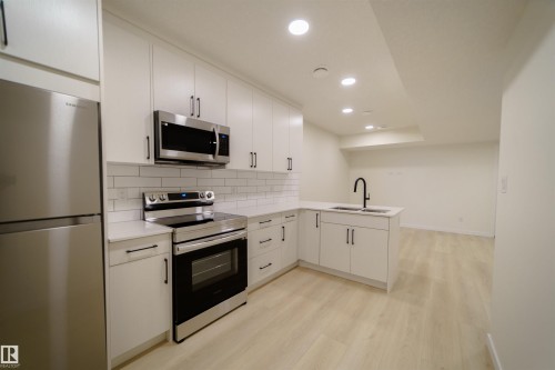 1303 Podersky Wynd, Edmonton, AB - Indoor Photo Showing Kitchen