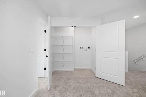 5458 Hawthorn Run, Edmonton, AB - Indoor Photo Showing Other Room