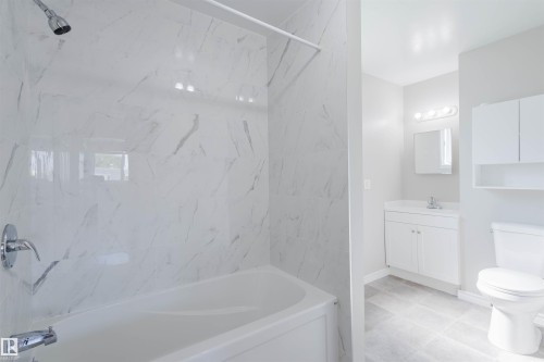 18160 81 Avenue, Edmonton, AB - Indoor Photo Showing Bathroom