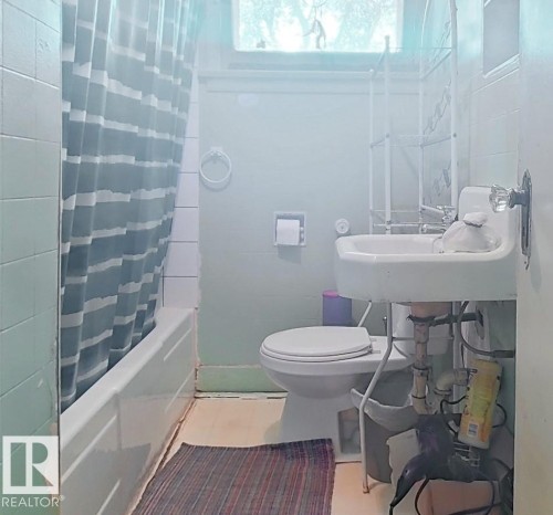 11345 93 Street, Edmonton, AB - Indoor Photo Showing Bathroom
