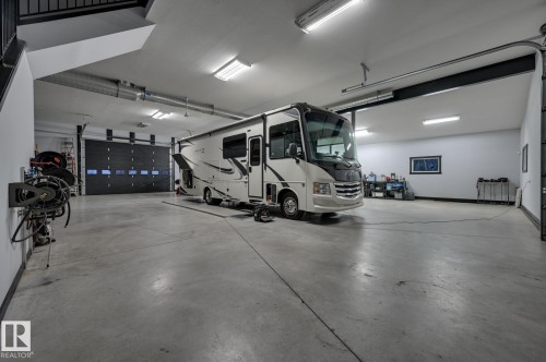 231 75 Street, Edmonton, AB - Indoor Photo Showing Garage