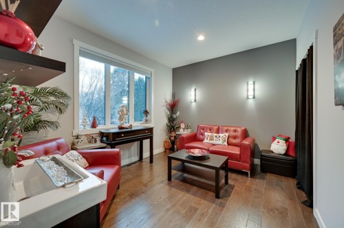 231 75 Street, Edmonton, AB - Indoor Photo Showing Living Room