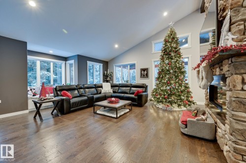 231 75 Street, Edmonton, AB - Indoor Photo Showing Living Room