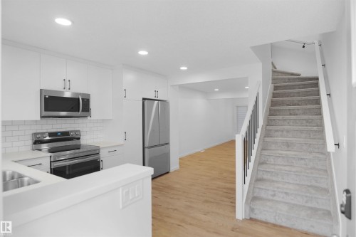 4362 Kinglet Drive, Edmonton, AB - Indoor Photo Showing Kitchen With Double Sink With Upgraded Kitchen