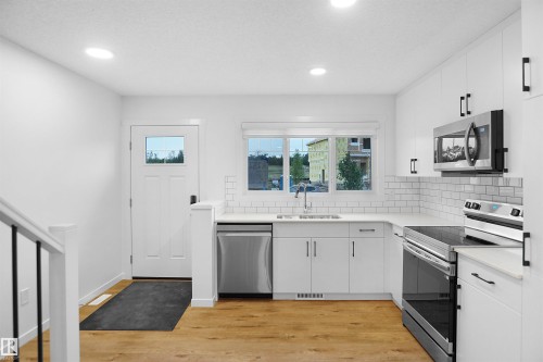 4362 Kinglet Drive, Edmonton, AB - Indoor Photo Showing Kitchen With Upgraded Kitchen