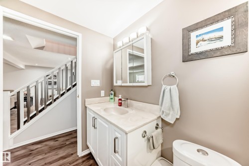 229 Warwick Road, Edmonton, AB - Indoor Photo Showing Bathroom