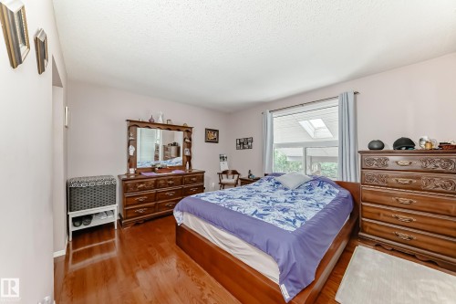 229 Warwick Road, Edmonton, AB - Indoor Photo Showing Bedroom
