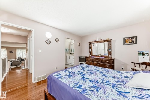 229 Warwick Road, Edmonton, AB - Indoor Photo Showing Bedroom