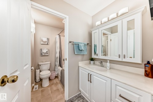 229 Warwick Road, Edmonton, AB - Indoor Photo Showing Bathroom