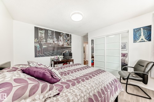 229 Warwick Road, Edmonton, AB - Indoor Photo Showing Bedroom