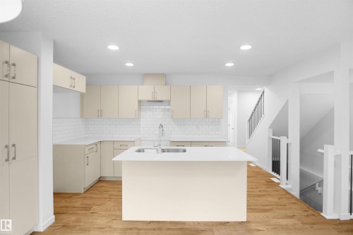 29 1430 Aster Way, Edmonton, AB - Indoor Photo Showing Kitchen