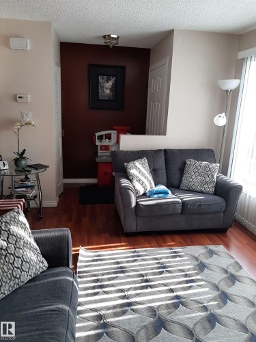 1068 Lakewood Road N, Edmonton, AB - Indoor Photo Showing Living Room