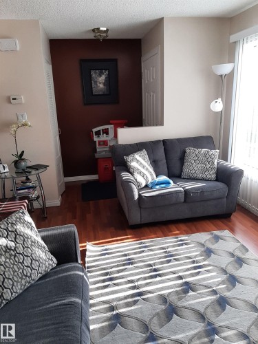 1068 Lakewood Road N, Edmonton, AB - Indoor Photo Showing Living Room