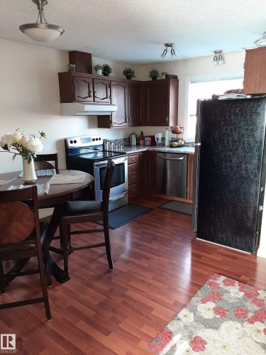 1068 Lakewood Road N, Edmonton, AB - Indoor Photo Showing Kitchen