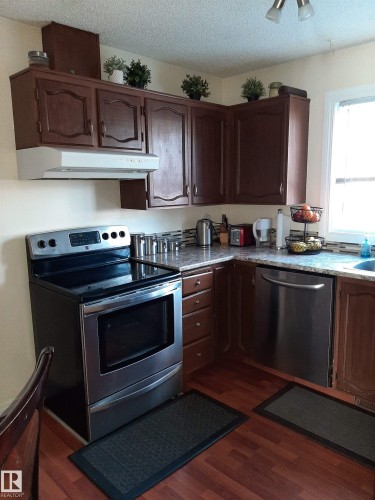 1068 Lakewood Road N, Edmonton, AB - Indoor Photo Showing Kitchen