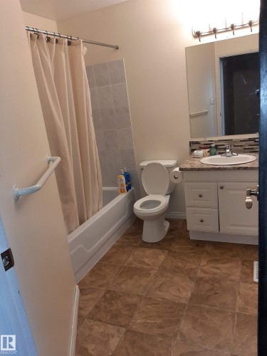 1068 Lakewood Road N, Edmonton, AB - Indoor Photo Showing Bathroom