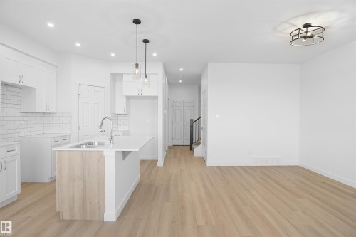 2128 210 Street, Edmonton, AB - Indoor Photo Showing Kitchen With Upgraded Kitchen