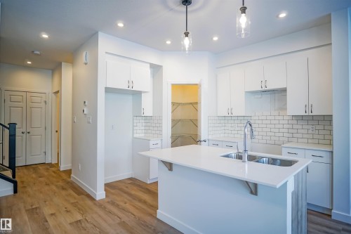183 Caledon Crescent, Spruce Grove, AB - Indoor Photo Showing Kitchen With Double Sink With Upgraded Kitchen