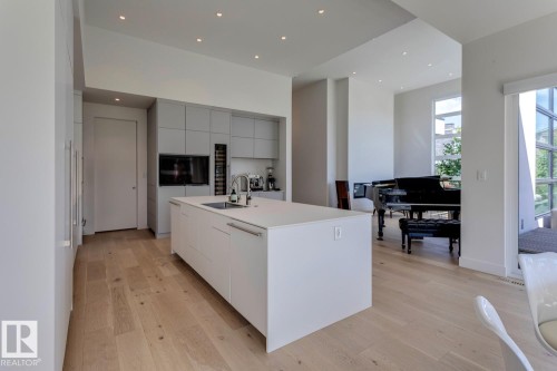 682 Howatt Drive, Edmonton, AB - Indoor Photo Showing Kitchen