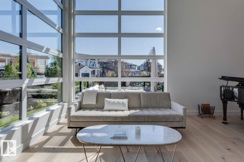 682 Howatt Drive, Edmonton, AB - Indoor Photo Showing Living Room