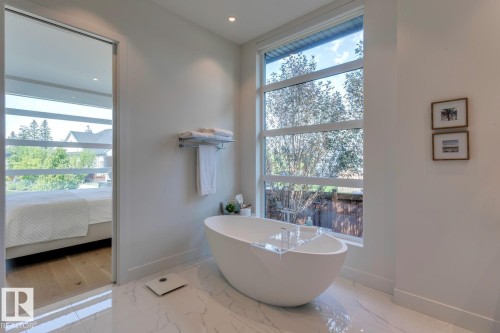 682 Howatt Drive, Edmonton, AB - Indoor Photo Showing Bathroom