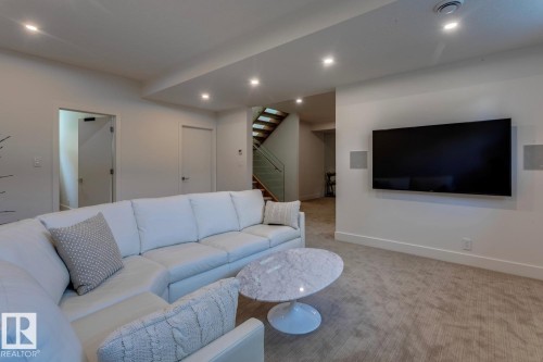 682 Howatt Drive, Edmonton, AB - Indoor Photo Showing Living Room