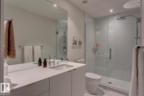 682 Howatt Drive, Edmonton, AB - Indoor Photo Showing Bathroom