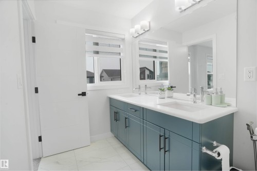 1664 27 Street, Edmonton, AB - Indoor Photo Showing Bathroom