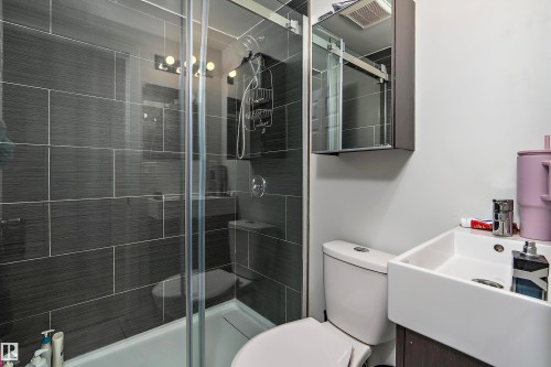 9852 224 Street, Edmonton, AB - Indoor Photo Showing Bathroom