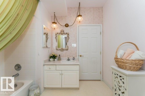 205 11308 130 Avenue, Edmonton, AB - Indoor Photo Showing Bathroom