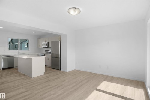 16 1430 Aster Way, Edmonton, AB - Indoor Photo Showing Kitchen