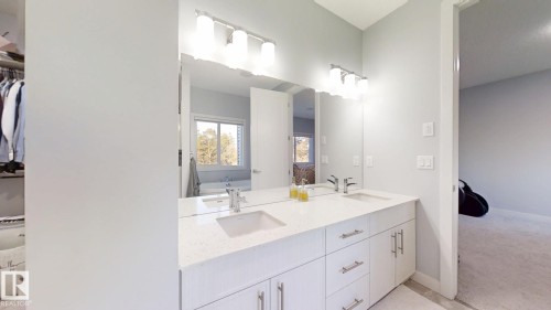 215 Glenridding Ravine Road, Edmonton, AB - Indoor Photo Showing Bathroom