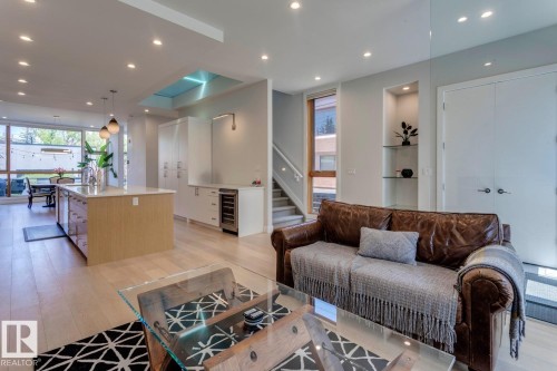 12420 103 Avenue, Edmonton, AB - Indoor Photo Showing Living Room