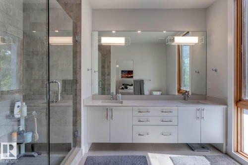 12420 103 Avenue, Edmonton, AB - Indoor Photo Showing Bathroom